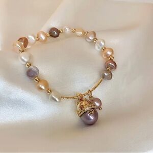 Elegant Lucky Cat faux pearl bracelet.